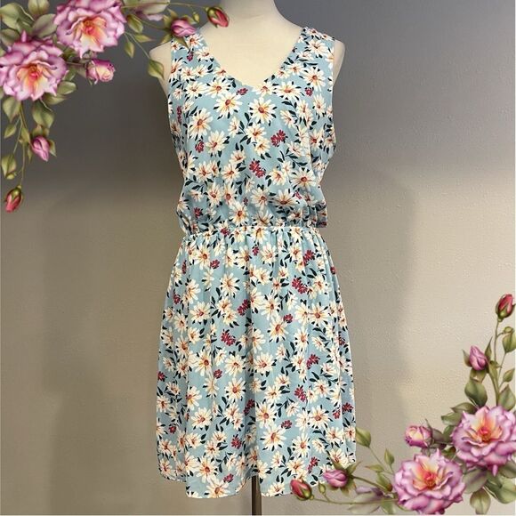 Staccato Dresses & Skirts - Staccato light floral sleeveless v-neck dress size medium